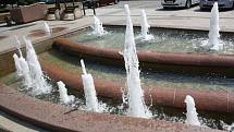 Zpívající fontána zdobí Masarykovo náměstí v Hodoníně od roku 2008. Má tvar vlny, která má symbolizovat řeku Moravu. Kritika Hodoňanů směřuje spíše k vysokým nákladům.