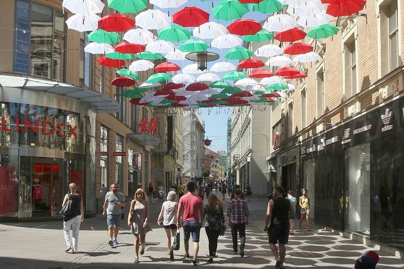 Brno 20.3.2020 - srovnání místa před a po zákazu pohybu bez zakrytých úst a nosu - ulice Česká