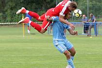 Zbrojovka se v přípravném zápase střetla se Slovanem Bratislava.  Na snímku Šural (Brno) a Rharsala (SL).