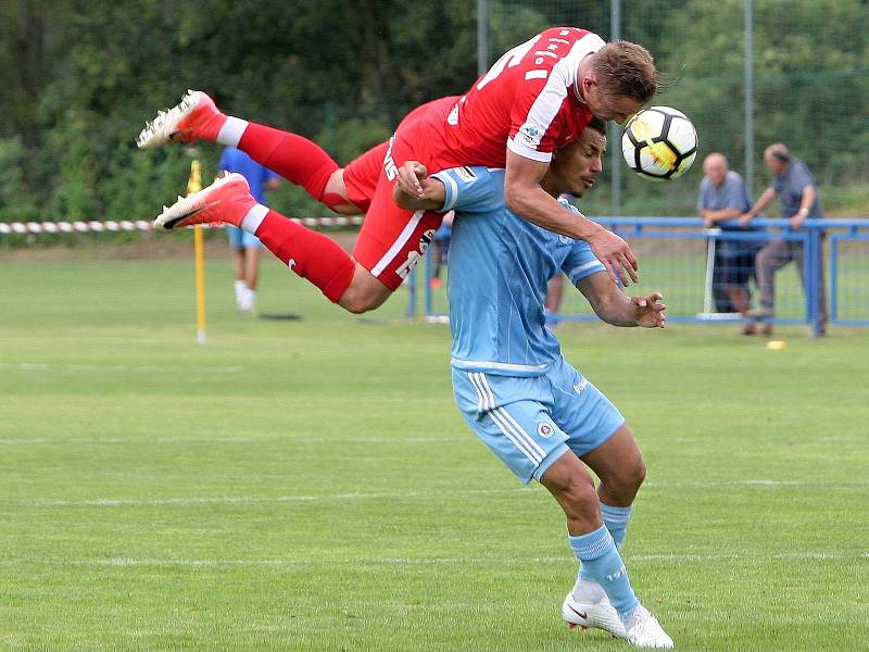 Zbrojovka se v přípravném zápase střetla se Slovanem Bratislava.  Na snímku Šural (Brno) a Rharsala (SL).