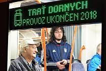 Přesně v deset hodin a čtyřicet minut večer projela Dornychem historicky poslední tramvaj číslo 12.