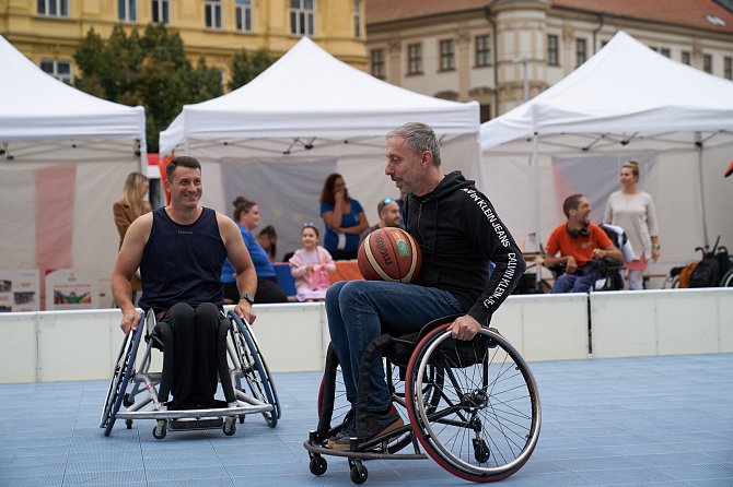 Handicapovaní a jejich rodiny se na brněnském náměstí Svobody seznámili s různými možnostmi, jak sportovat.
