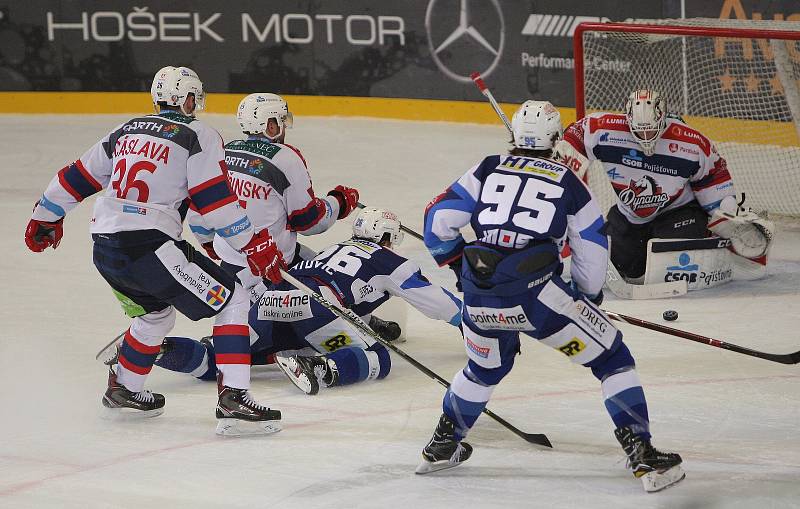 Hokejisté brněnské Komety v 47. extraligovém kole doma přetlačili Pardubice 2:1.