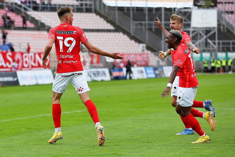 Brněnští fotbalisté (v červeném) remizovali s Teplicemi 2:2.