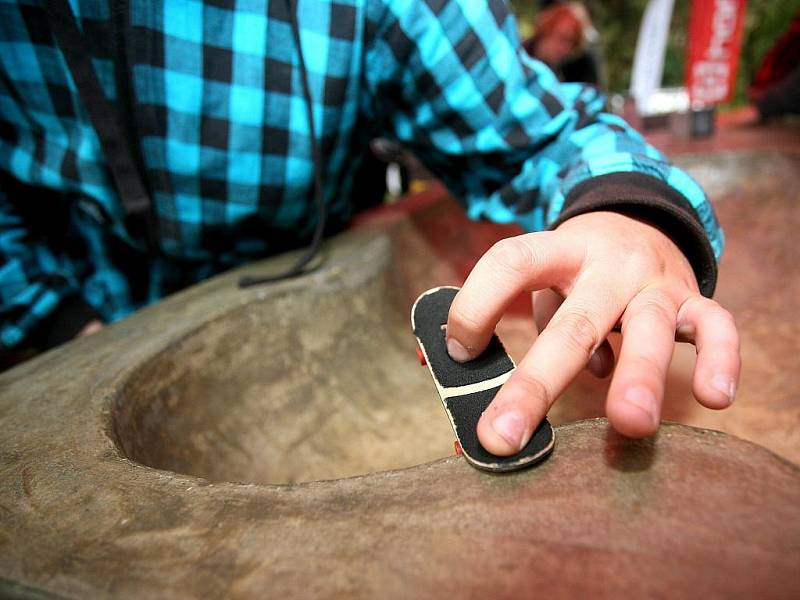 Vyznavači fingerboardingu se sjeli do centra volného Času v brněnské Lesné na závody. 