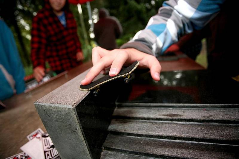 Vyznavači fingerboardingu se sjeli do centra volného Času v brněnské Lesné na závody. 