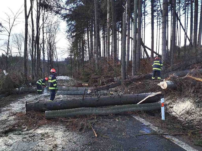 Zásahy hasičů na jihu Moravy kvůli silnému větru.