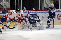 Hokejisté Komety (v modrém) prohráli na domácím ledě s Olomoucí 2:3.