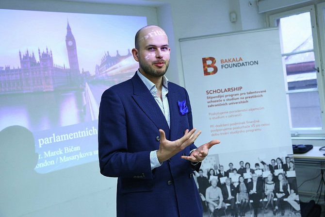 Marek Bičan přednáší o studijních možnostech ve Velké Británii.