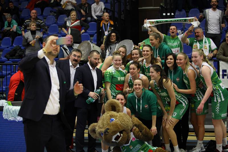 Před necelým rokem smutnily, soupeři se však pomstily. Královopolské basketbalistky (v zeleném) si v semifinále smlsly na Žabinách, které porazily 71:38 a postoupily do boje o zlato ve Final Four Českého poháru hrajícího se v Nymburku.