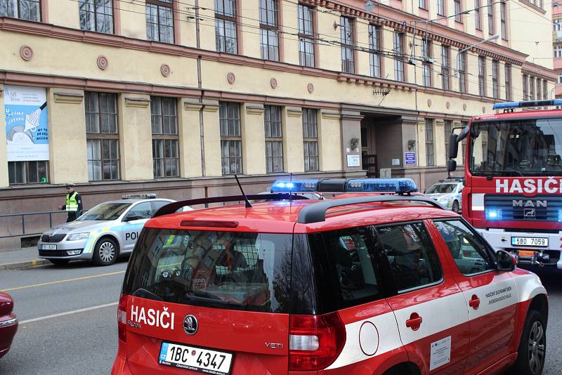 Kvůli nahlášené bombě na střední škole museli policisté uzavřít část Kounicovy a Kotlářské ulice v Brně.