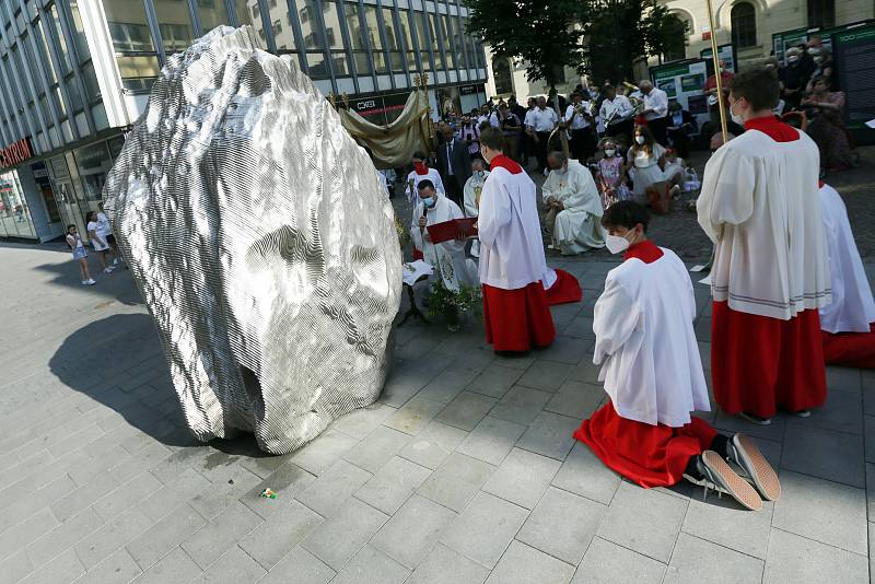 Eucharistický průvod Těla a Krve Páně vyrazil z kostela sv. Janů-minorit Jánskou ulicí na Pohořelec. Zde proběhla krátká pobožnost, do které duchovní zapojili i novou sochu Asteroid na Kobližné ulici.