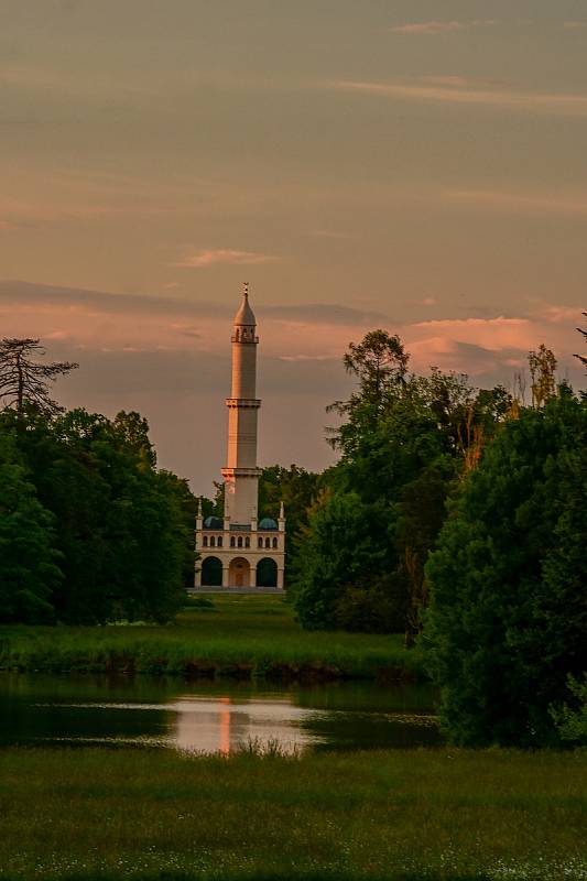 Zámek v Lednici, park i minaret vypadají kouzelně v každé roční i denní době. Západ slunce dodává oblíbeným panoramatům tajemný nádech.