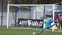 Líšeňští fotbalisté (v bílém) remizovali na domácím hřišti s Chrudimí 0:0.