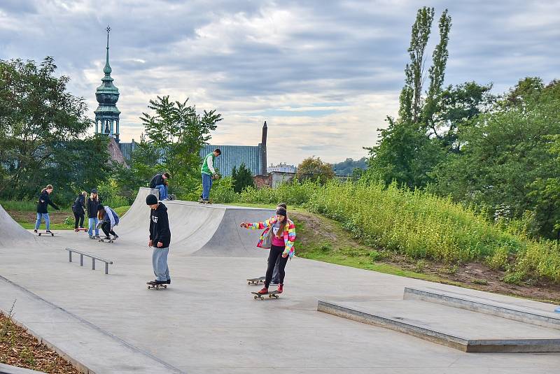 V lokalitě nad pivovarem na Starém Brně otevřeli ve středu nový skatepark.