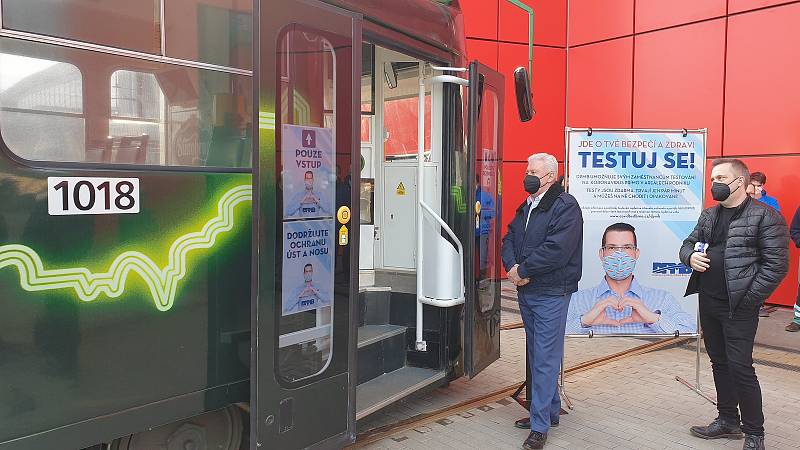 Spuštění testování zaměstnanců brněnského dopravního podniku v pivní tramvaji.