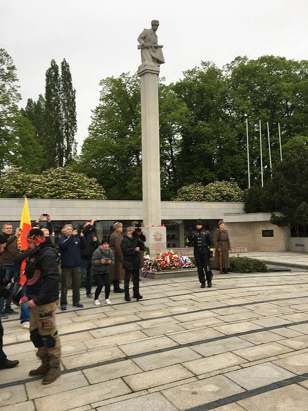 Lidé protestovali proti Nočním vlkům v Brně