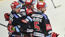 Finále play off hokejové extraligy - 2. zápas: HC Oceláři Třinec vs. HC Kometa Brno (v bílém).