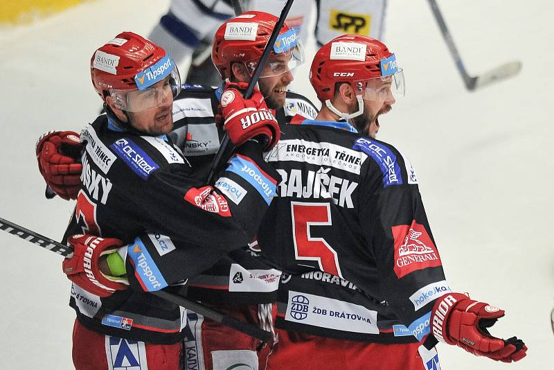 Finále play off hokejové extraligy - 2. zápas: HC Oceláři Třinec vs. HC Kometa Brno (v bílém).