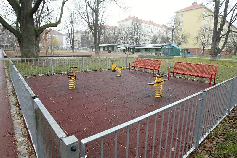  Park mezi Šelepovou a Klusáčkovou ulicí se oficiálně jmenuje sady Národního odboje a jeho název odkazuje na vojenský lágr Pod kaštany, který tam byl za druhé světové války.