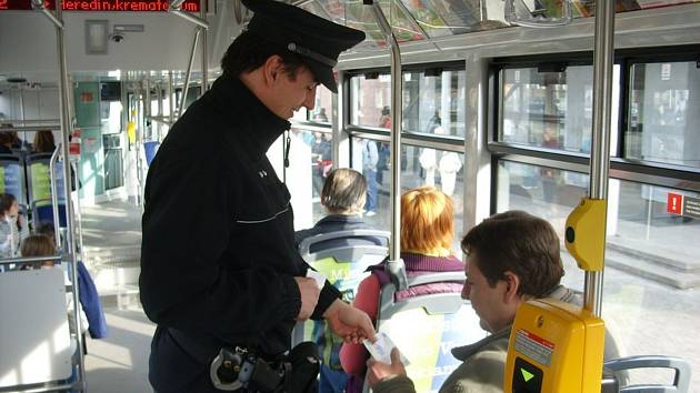 Kapesní krádeže v autobusech či tramvajích vyšetřují policisté v Brně. Ilustrační snímek.