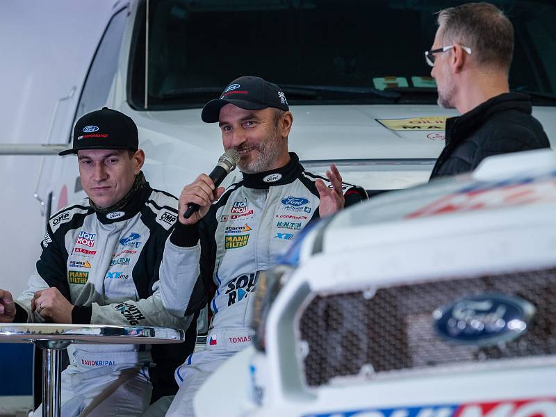 Fanoušci závodníka Tomáše Ouředníčka a automobilového sportu si prohlížejí Ouředníčkův závodní speciál Ford Ranger, než se s ním vydá na Rallye Dakar 2018.