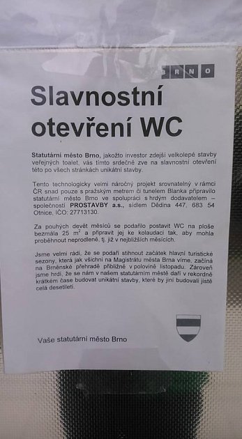 Recesistický nápis, který s falešným podpisem Vaše statutární město Brno vítá zvědavce na nových, stále neotevřených převlékárnách a veřejných záchodech v Rakovecké zátoce, Rokli či Kozí horce.