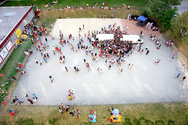 Pořádnou oslavu si užili studenti bydlící na kolejích Vysokého učení Technického Pod Palackého vrchem v Brně. Jejich kolej zvítězila v soutěži Kolej roku 2012. Studenti za odměnu získali deseti tisíc piv a deset tisíc balení krekrů.