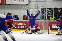 Skvělá atmosféra provázela hokejové derby mezi HC MUNI (v modrém) a VUT Cavaliers Brno (v červeném).