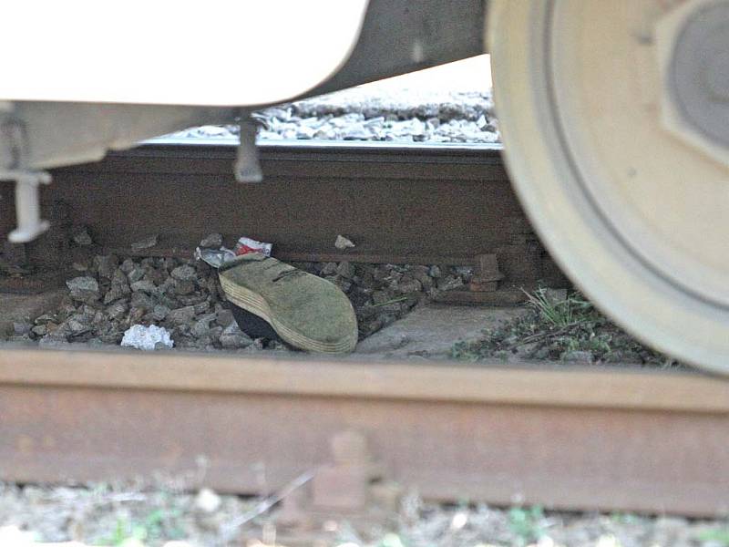 Bota ženy pod soupravou tramvaje.