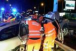 Vyprostit zaklíněného zraněného řidiče museli v pátek brzy nad ránem v brněnské Vídeňské ulici jihomoravští hasiči. Auto skončilo ve svodidlech.