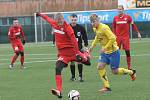 Fotbalisté Zbrojovky (v červeném) ani ve druhém utkání zimní Tipsport ligy nevyhráli. Po úvodní remíze 3:3 s olomouckým béčkem ve středu po poledni podlehli prvoligovému Zlínu 0:1.