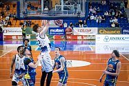 Brněnští basketbalisté (v bílém) poprvé v sezoně zdolali Ústí nad Labem.