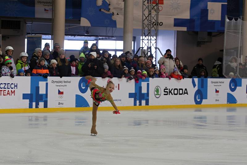 Konec Olympijského festivalu v Brně uzavřeli krasobruslaři a krasobruslařky na ledě.