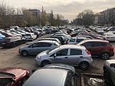 V prostoru nároží ulic Veveří a Šumavská v Brně, kde se bude stavět nový parkovací dům, přitom denně běžně parkují stovky aut.