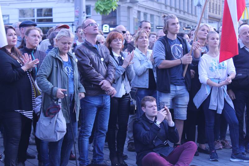 V Den české státnosti se v Brně uskutečnil pochod Kroky pro demokracii pořádaný iniciativou Společně Brno. Pochodu, na němž řečníci kritizovali současný stav české demokracie a kauzy kolem premiéra Andreje Babiče, se zúčastnilo několik stovek lidí.