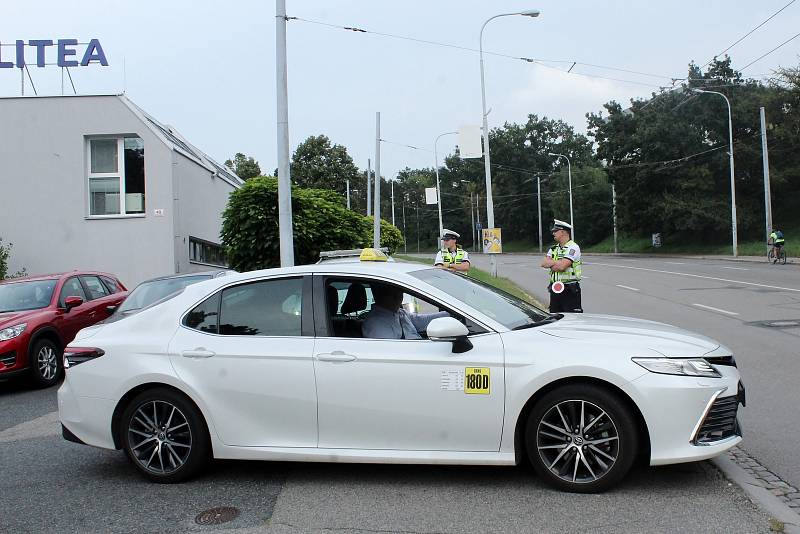 Brněnští taxikáři vyjeli ve čtvrtek odpoledne na protestní jízdu po malém městském okruhu. Na akci dohlíželi policisté. Foto: Deník/Barbora Vozková