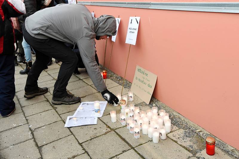 Protestní pochod s rakví k domu ministra zdravotnictví Jana Blatného.