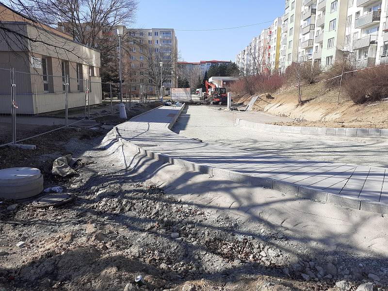 V Synkově ulici v brněnské Líšni stále chybí chodník. Lidé musí využít provizorní cestu po trávníku.