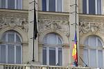 Krajský úřad v Brně vyvěsil kvůli událostem v Bruselu černou vlajku.