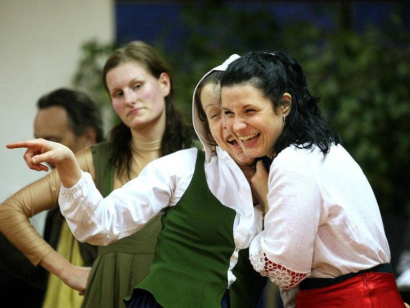 Taneční divadlo Mimi Fortunae z Brna. Představení Kytice, v němž se mísí herectví, zpěv i tanec, obsáhne šest básní Karla Jaromíra Erbena.