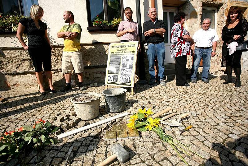 Památku židovské rodiny Liebesných odvlečené do koncentračních táborů uctili v sobotu odpoledne lidé v Lomnici na Brněnsku.