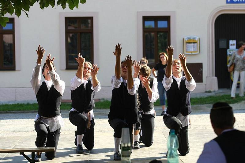 Památku židovské rodiny Liebesných odvlečené do koncentračních táborů uctili v sobotu odpoledne lidé v Lomnici na Brněnsku.