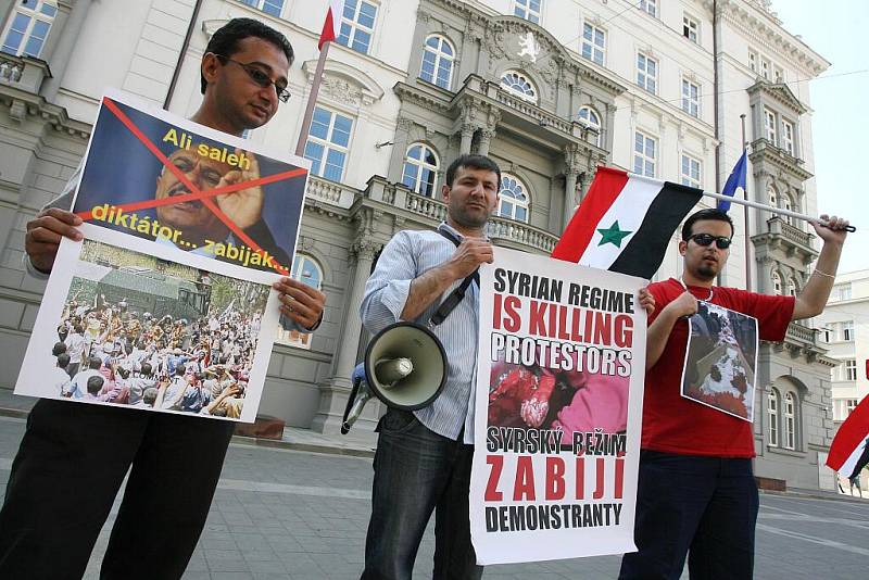 Demonstrace v Brně na podporu snahy o nastolení demokracie v Jemenu a Sýrii.