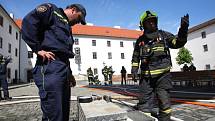 Hasiči neexistující oheň hasili pomocí čtrnácti cisteren také na vnitřním nádvoří. Celý zásah byl předem domluvený s vedením hradu.