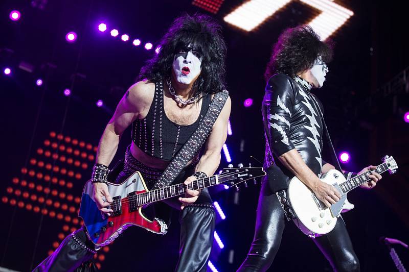 Svůj první koncert v Brně v sobotu večer odehrála americká rocková skupina Kiss. Vystoupení přilákalo na brněnské výstaviště 25 000 lidí.