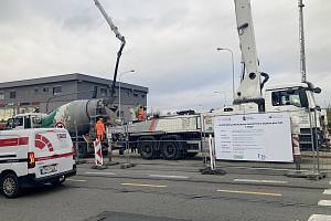 Opravy mostu přes železniční trať v brněnské Merhautově ulici trápí řidiče. Kvůli dopravním omezením se v místě tvoří kolony.