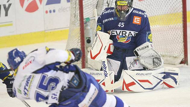 Hokejisté brněnské Komety v utkání s Vítkovicemi - Stehlík vyrovnává na 1:1.