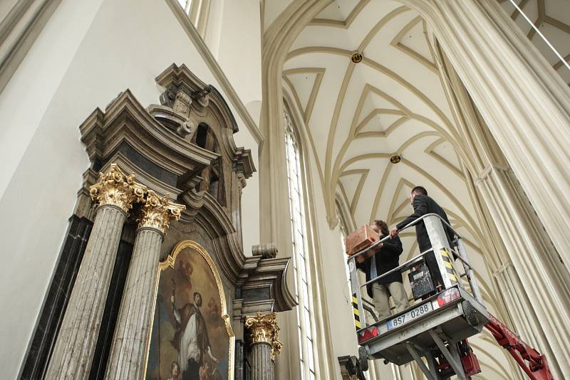 Do opravených prostor brněnského kostela svatého Jakuba zvou v příštích dnech na výstavu. Lidé uvidí vzácné rukopisy a dostanou se i do věže. V úterý uložili schránku s poselstvím pro další generace za jeden z obrazů.