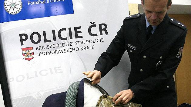 Policejní mluvčí Bohumil Malášek ukazuje kočárek, který zlodějky používaly ke kradení.